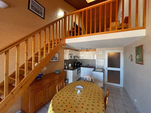 2-Bedroom Apartment - 50m from the beach, parking