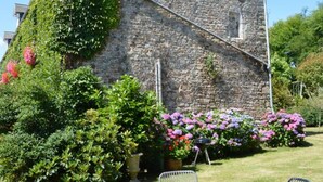 A stone building with a garden in front. - Comfortable house in the heart of the Norman bocage with garden and pets allowed (Doville)