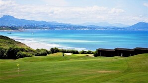 A golf course with a view of the ocean and mountains in the distance. - Charming downtown studio with pool near Grande Plage (Biarritz)