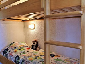 1 bedroom - Ski-in/Ski-out Apartment with Terrace, 6 Sleeps, South-Facing, 2 BR, Near Parking (Risoul)