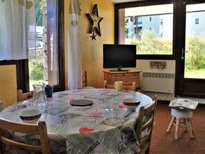 Dining - Ski-in/Ski-out Apartment with Terrace, 6 Sleeps, South-Facing, 2 BR, Near Parking (Risoul)