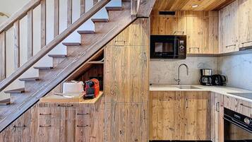 Frigorífico, microondas, horno y lavavajillas