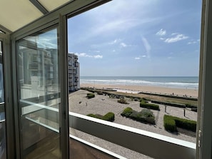 A view from a balcony overlooking a beach with a building in the background. - 2-room apartment with balcony and parking in Saint-Gilles-Croix-de-Vie (Saint-Gilles-Croix-de-Vie)