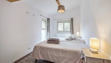 2 habitaciones, tabla de planchar con plancha y cuna de viaje