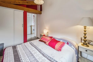 2 habitaciones, tabla de planchar con plancha y ropa de cama 
