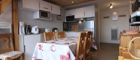 Microondas, horno, placa de cocina y lavavajillas