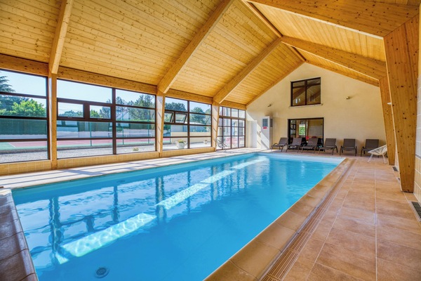 InnendĂžrsbasseng og et oppvarmet basseng