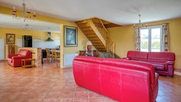 Fernseher, Kamin, DVD-Player