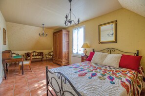 4 habitaciones, escritorio y tabla de planchar con plancha 