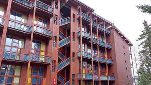 A multi-story building with balconies and staircases. - Cozy studio with mezzanine for 4 people in Arc 1800, near slopes and WiFi included (Les Arcs 1800)