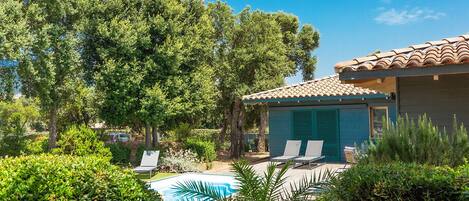 Een verwarmd zwembad