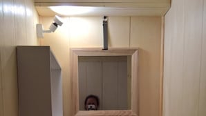 Ein kleines Badezimmer mit einem Holzwaschtisch, einem Waschbecken und einem Spiegel.