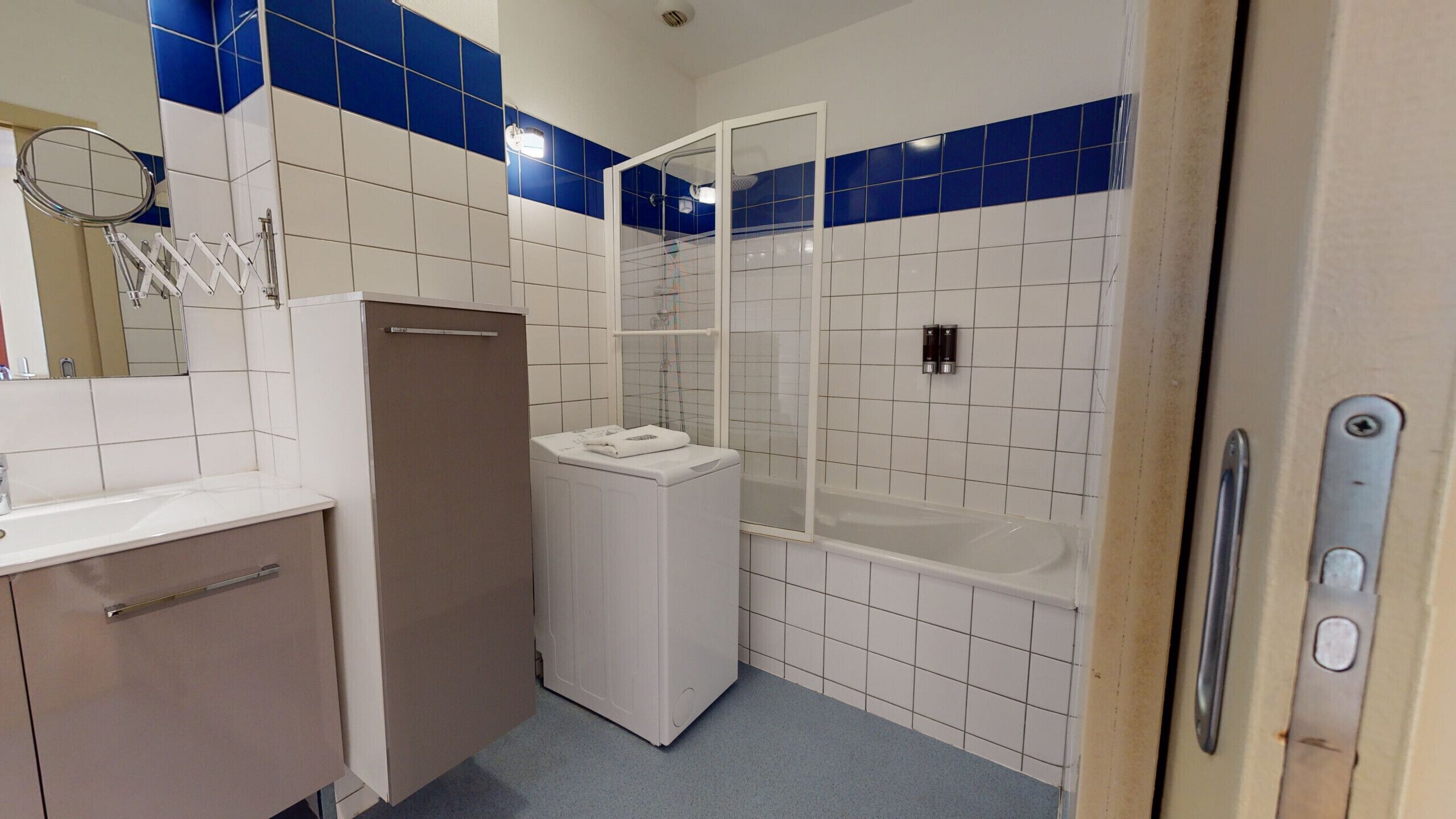 Tina, secadora de cabello, toallas, jabón 