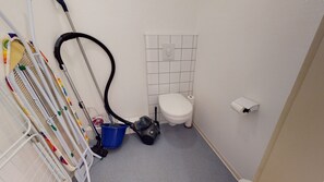 Een bad, een haardroger, handdoeken, zeep