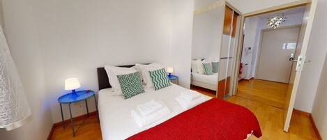 3 soverom, skrivebord, strykejern/-brett og reiseseng for barn