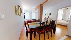 A dining area with a wooden table, red chairs, and woven placemats. - kiener 75m2 city center      3br (Colmar)