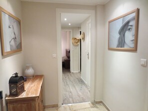 Interior - 3-room apartment of 80 m2 not overlooked in a small, good standing, quiet residence. (Vence)