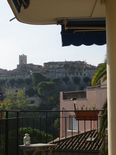 3-room apartment of 80 m2 not overlooked in a small, good standing, quiet residence.