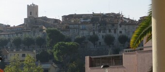 3-room apartment of 80 m2 not overlooked in a small, good standing, quiet residence.