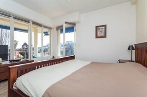 2 slaapkamers, een bureau, een strijkplank/strijkijzer, reisbedje