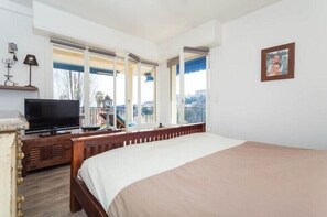 2 chambres, bureau, fer et planche Ă repasser, lit parapluie