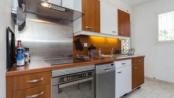 Køleskab, mikrobølgeovn, ovn, kogeplade