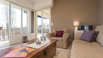 Smart-tv, dvd-afspiller, stereoanlæg, kontorer