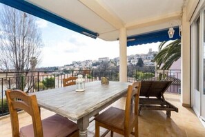 Outdoor dining - 3-room apartment of 80 m2 not overlooked in a small, good standing, quiet residence. (Vence)