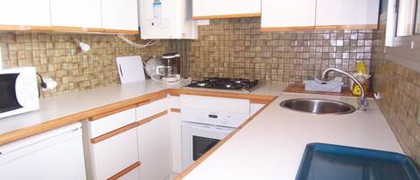 Kjøleskap, mikrobølgeovn, ovn og kokeplater