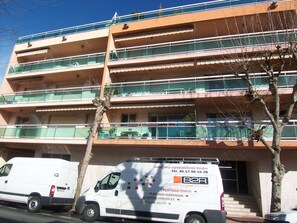 Exterior - Charming Studio in Central Arcachon with Parking, Walk to Beach and Shops (Arcachon)