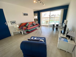 TV - Charming Studio in Central Arcachon with Parking, Walk to Beach and Shops (Arcachon)