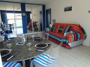 Dining - Charming Studio in Central Arcachon with Parking, Walk to Beach and Shops (Arcachon)