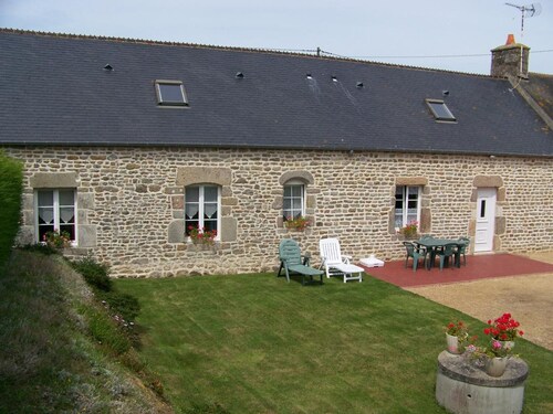 Charming 2-Bedroom House with Garden, BBQ, and Fireplace in Vicq-sur-Mer