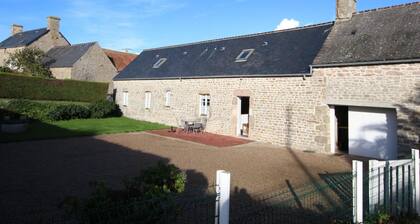 Charming 2-Bedroom House with Garden, BBQ, and Fireplace in Vicq-sur-Mer