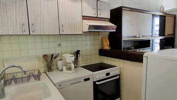 Een koelkast, een magnetron, een oven, een vaatwasser