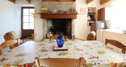 Charming cottage near beaches with private garden, pets allowed