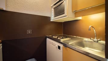 Microwave, dishwasher, coffee/tea maker, toaster