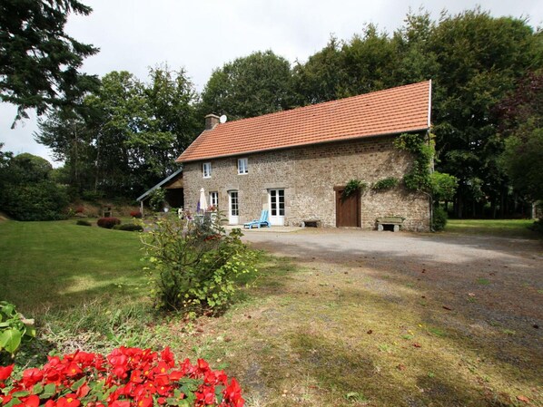 Exterior - Charming house for 4, private garden in Grand-Celland (Le Grand-Celland)