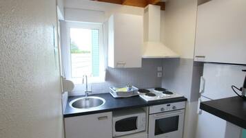 Een koelkast, een microgolfoven