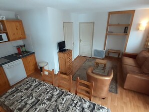 TV - Spacious 3-Bedroom Apartment for 6-8, Near Ski Lift, Shops, and School (Modane)