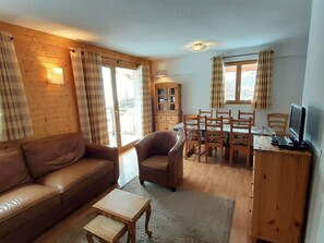TV - Spacious 3-Bedroom Apartment for 6-8, Near Ski Lift, Shops, and School (Modane)