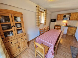 Dining - Spacious 3-Bedroom Apartment for 6-8, Near Ski Lift, Shops, and School (Modane)