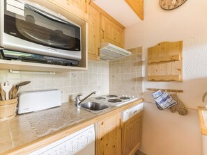 Kjøleskap, mikrobølgeovn, oppvaskmaskin og kaffetrakter/tekoker