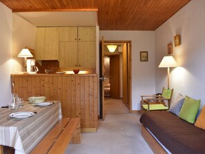 Interior - Cozy 2-Room Apartment for 4 Near Slopes in Méribel (Méribel)