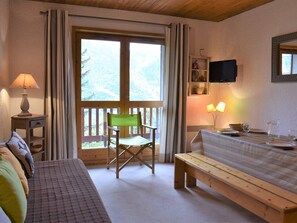 TV, DVD player - Cozy 2-Room Apartment for 4 Near Slopes in Méribel (Méribel)