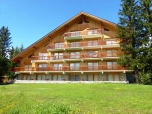 Exterior - Studio for 4 in Méribel Altiport, ski-in/ski-out, pets allowed (Méribel)