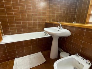 Bathroom - Studio for 4 in Méribel Altiport, ski-in/ski-out, pets allowed (Méribel)