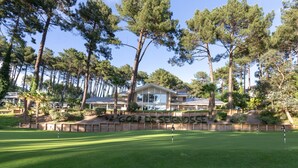 A golf course with a clubhouse and a sign that reads "GOLF DE SEIGNOSSE". - Beachfront Villa with Garden & Pool, 200m from Seignosse Beach (Seignosse)