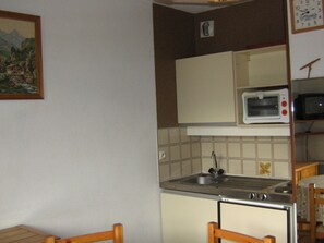 Fridge, microwave, oven, coffee/tea maker