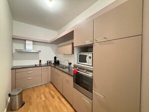 Een koelkast, een microgolfoven, een oven, een kookplaat